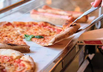 Свежая и вкусная традиционная американская пицца на белой предпосылке  Стоковое Фото - изображение насчитывающей еда, ветчина: 151252970