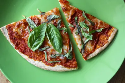 Домашняя пицца с сыром, грибами, помидорами и перцем в духовке: рецепт -  Лайфхакер