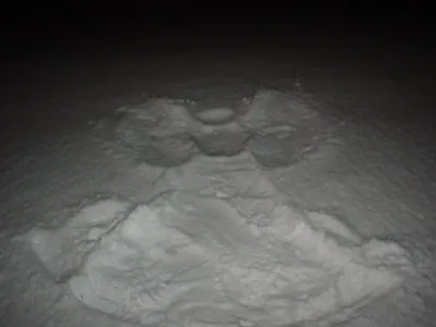 Ангел на снегу фотографии