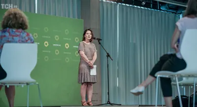 В трикотажном платье и босоножках: скромный образ лидера партии зеленых на  пресс-конференции — Общество — tsn.ua