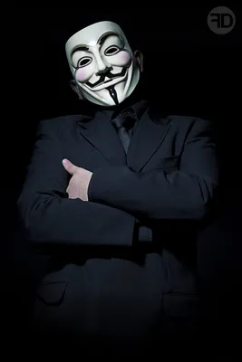 Анонимус в маске со сложенными на груди руками. | Картинка на аву