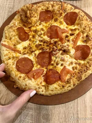 Новая аппетитная пицца с вкусными ингредиентов изолированными на белом фоне  Стоковое Фото - изображение насчитывающей варить, вкусно: 213109426