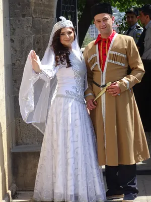 В каких платьях выходят замуж богатые армянки: 30 фото нарядов, роскошь  которых поражает | WDAY