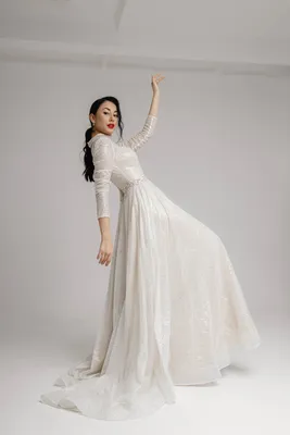Приталенное свадебное платье с цветочным принтом и верхней юбкой без  бретелек от Andrea and Leo C — Ariststyles