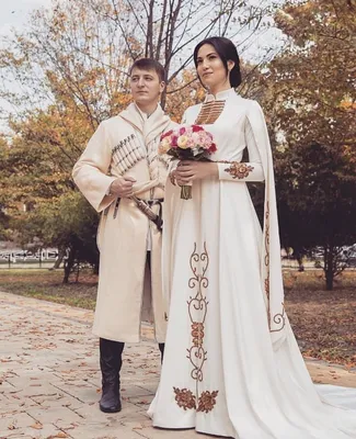 В каких платьях выходят замуж богатые армянки: 30 фото нарядов, роскошь  которых поражает | WDAY