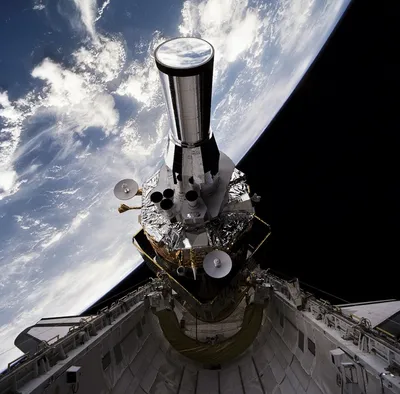 Первоначальная помощь в поиске описала это следующим образом: Описание:  Изображения Земли, сделанные с орбитального зонда во время миссии STS-76. -  Национальные архивы США и DVIDS Поиск в мировом общественном достоянии