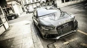 Синий автомобиль Audi RS 6 на фоне гор на дороге - обои для рабочего стола,  картинки, фото