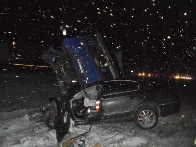 Авария на трассе зимой на снежном с черным машину занесло и упал в ров  ввиду для того, чтобы заморозить Безопасность и управление Стоковое  Изображение - изображение насчитывающей авария, трещиноватость: 168816565