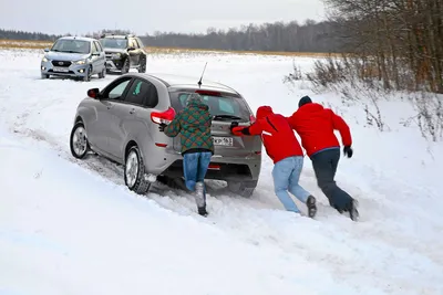 Автомобили в заснеженной сельской местности: бесплатные изображения