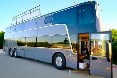 Двухэтажный автобус превратили в автодом для очень большой семьи — Motor