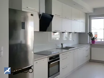 Кухня с пластиковыми фасадами и скинали из стекла - на заказ в Москве