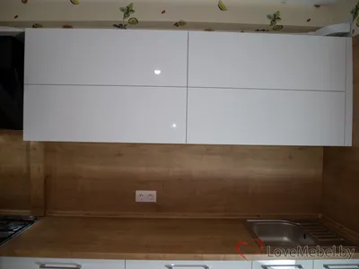 Со столешницей и скиналью под дерево прямая белая кухня
