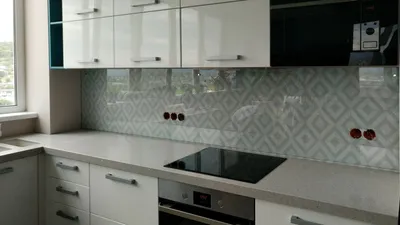 Белая кухня в коттедж, столешница и скинали - светлое дерево, Екатеринбург