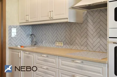 Со столешницей и скиналью под дерево прямая белая кухня