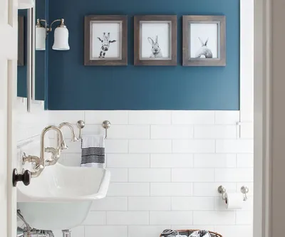 Как самостоятельно оформить голубую ванную комнату