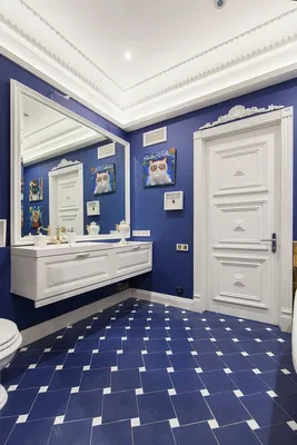 Ванная комната в синих тонах в сочетании с золотым санфаянсом и белой  мебелью. Классический стиль оформл… | Дизайн ванной, Квартирные идеи,  Небольшие ванные комнаты