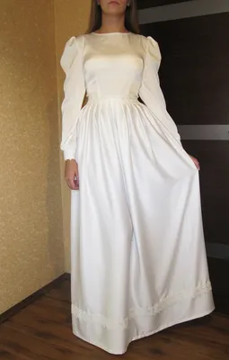 Белое прямое платье в пол из тонкого атласа