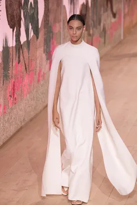 Выбор стильных невест: где искать белые минималистичные платья как у Dior  на Неделе высокой моды в Париже | theGirl
