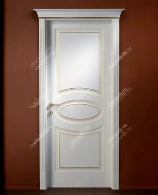 Белая дверь в интерьере