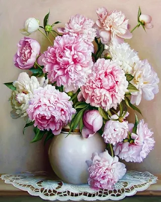 красивые розовые и белые пионы в стеклянной вазе с бантом на белом ::  Стоковая фотография :: Pixel-Shot Studio