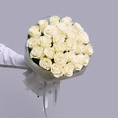 Белые розы в коробке (S) 31-35 роз - купить в интернет-магазине Rosa Grand