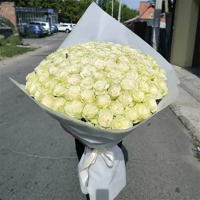 Нежный букет невесты из 13 белых роз сорта White O'Hara с эвкалиптом