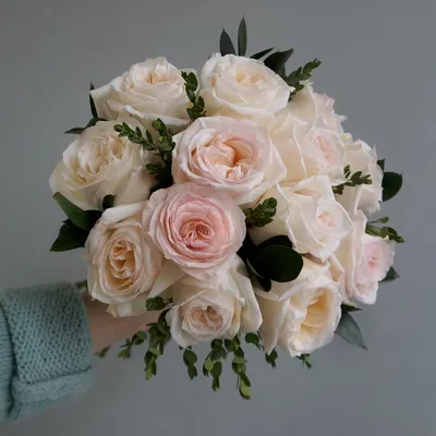 Белые розы Мондиаль, крупные, по 170, в С.Петербурге. Букеты и композиции.