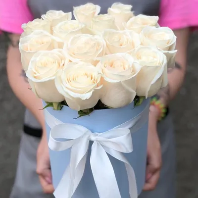 Композиция Белые розы в шляпной коробке» с розами - купить в Улан-Удэ за 9  090 руб