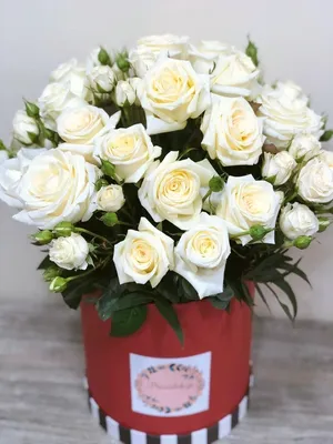 Белые розы в большой черной коробке - 32398 букетов в Москве! Цены от 707  руб. Зеленая Лиса , доставка за 45 минут!