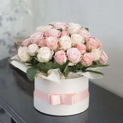 Белые розы в синей коробке (XS) 23-25 роз - купить в интернет-магазине Rosa  Grand