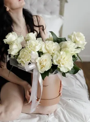 Купить розовые и белые розы в коробке в Ростове-на-Дону по цене 6500.00  руб. | Доставка без выходных