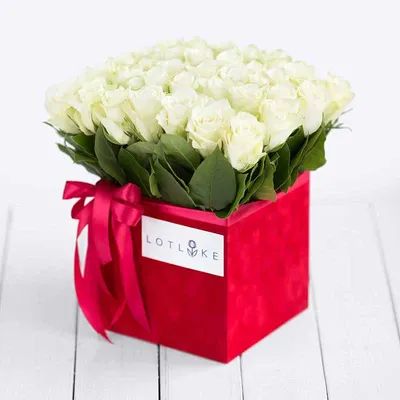 Букет из 11 белых роз в белой шляпной коробке - купить в Москве по цене  2290 р - Magic Flower