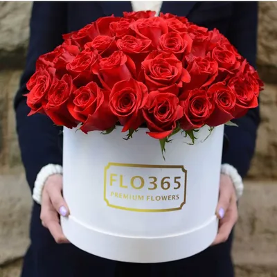 Микс из белых и красных роз в шляпной коробке (51 шт) за 7990р. Позиция №  480