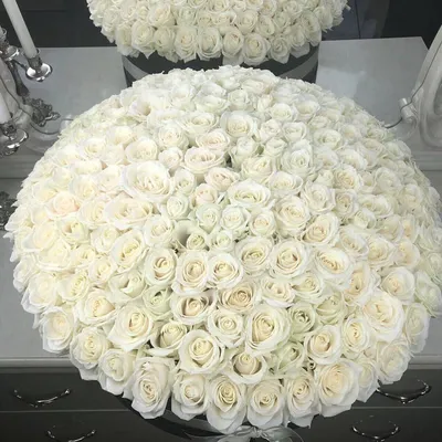 Белые розы в коробке - 131 шт за 21 590 руб. | Бесплатная доставка цветов  по Москве