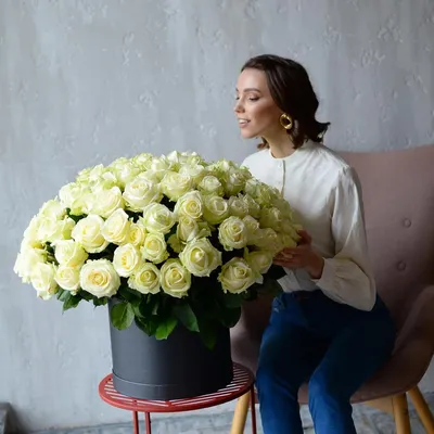 Букет 51 роза в белой шляпной коробке с доставкой в Новосибирске. Служба  доставки цветов и подарков - FLO365