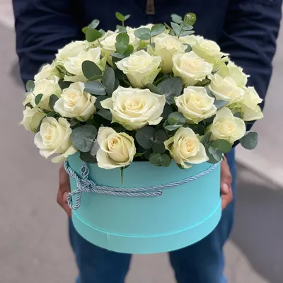 №136 Композиция День матери с вывернутыми белыми розами в шляпной коробке -  заказ цветов с доставкой по СПб и Ленобласти | ManiaFiori.ru