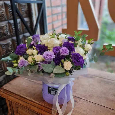 Купить Белые розы с эвкалиптом в коробке в Москве | Заказать Белые розы с  эвкалиптом в коробке недорого с доставкой