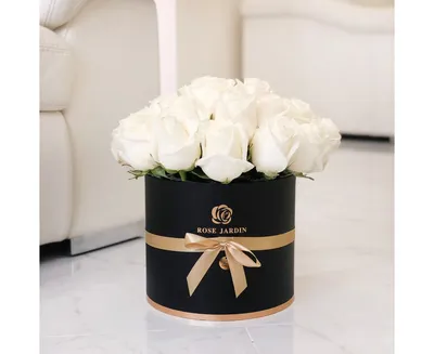 25 белых роз в шляпной коробке