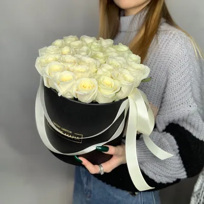 Белые розы в круглой шляпной коробке Атлантида с доставкой  Черноморск(Ильичевск) | Мисс Флора