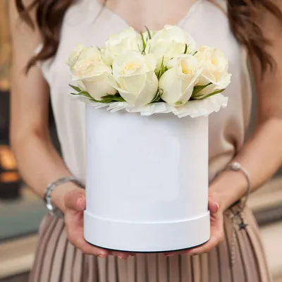 Белые розы в коробке именная буква | доставка по Москве и области