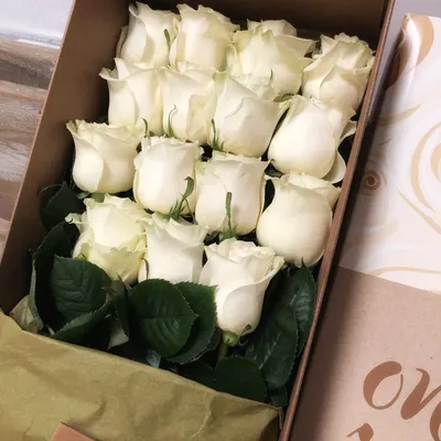Купить букет из красных и белых роз в шляпной коробке недорого в Набережных  Челнах