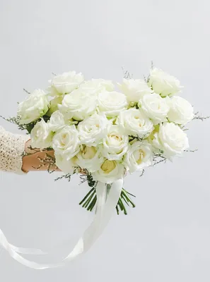 Букет из 25 белых роз Аваланч, 80 см с лентой купить в Киеве: цена, заказ,  доставка | Магазин «Камелия»
