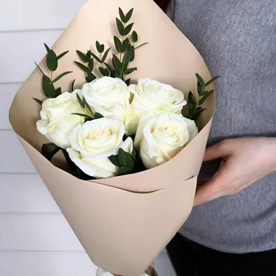 Букет белых роз в вазе дома - 80 фото