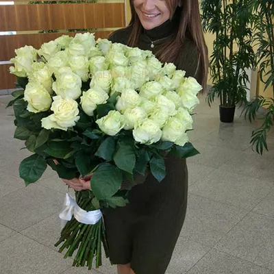101 красная роза \"Счастье в руках\" - Доставкой цветов в Москве! 18924  товаров! Цены от 487 руб. Цветы Тут