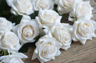 25 белых роз в шляпной коробке заказать с доставкой в Севастополе