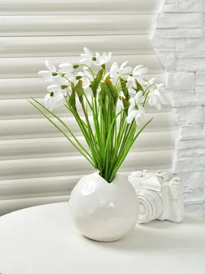 Белые, красивые, розы в вазе на …» — создано в Шедевруме