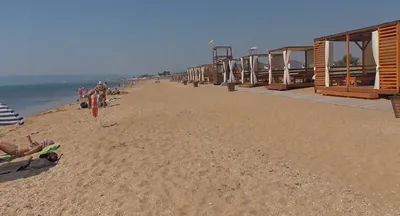 Пляж Песчаная балка расположен за поселком Приморский, это самый отдалённый  пляж Феодосии