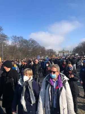 Человек с туристической картой на улице в центре города александерплац в  берлине в германии зимой в европе. телебашня fernsehturm на заднем плане. |  Премиум Фото