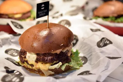 В Новосибирске прекратила работу закусочная сети Black Star Burger в  сентябре 2019 года - 30 сентября 2019 - НГС