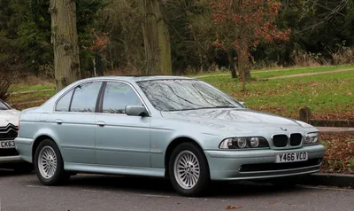 File:BMW 525 (E39) 2494cc registered March 2001 Queens Road behind Clare  College.jpg - Wikimedia Commons